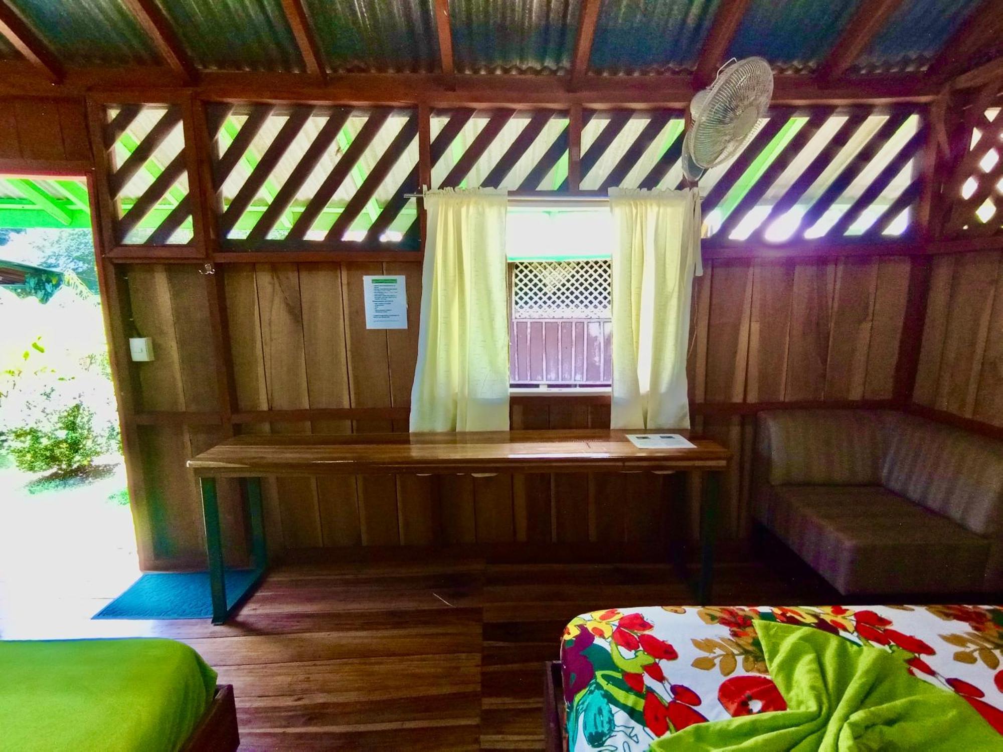 Alouatta Lodge And Canopy Cahuita Exterior photo