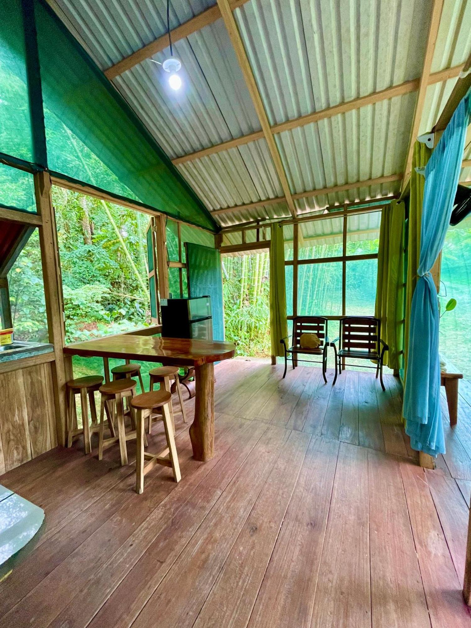 Alouatta Lodge And Canopy Cahuita Exterior photo
