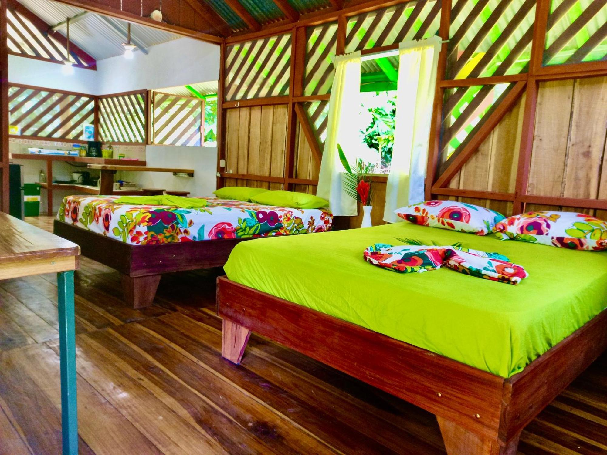 Alouatta Lodge And Canopy Cahuita Exterior photo