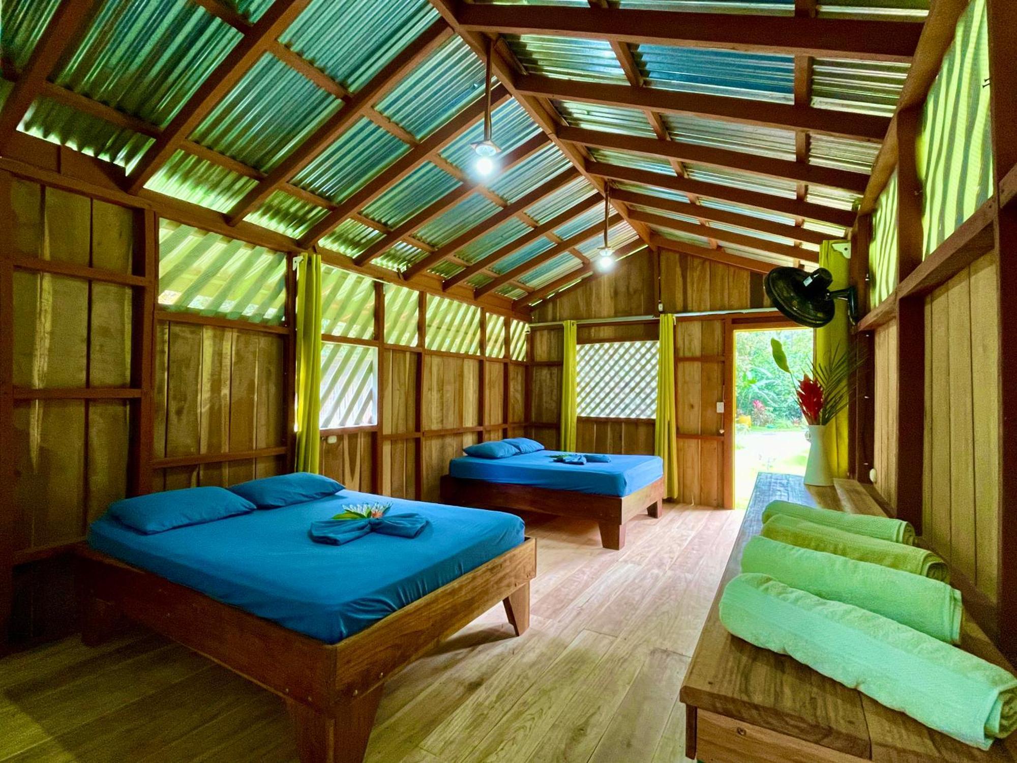 Alouatta Lodge And Canopy Cahuita Exterior photo