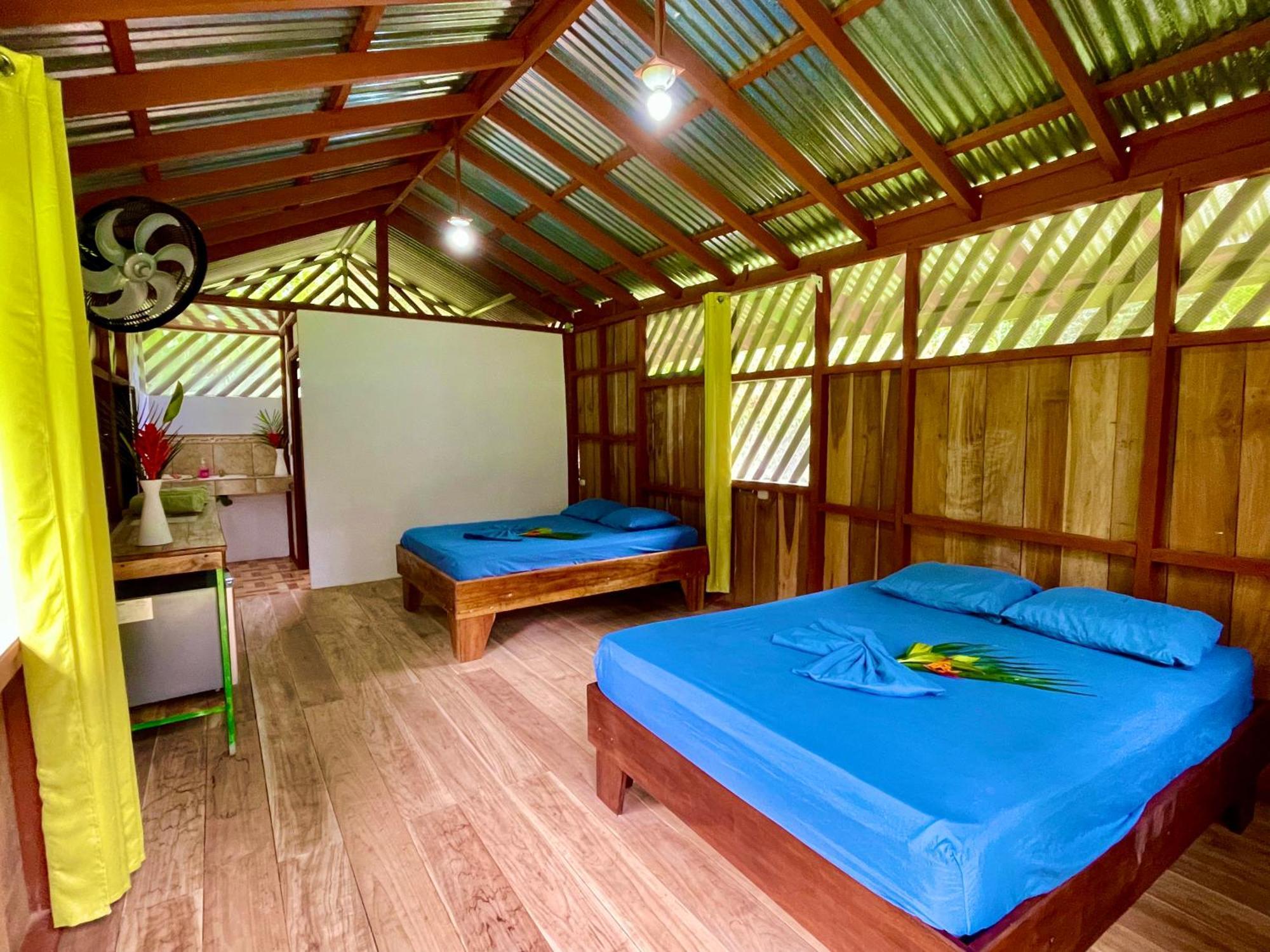 Alouatta Lodge And Canopy Cahuita Exterior photo